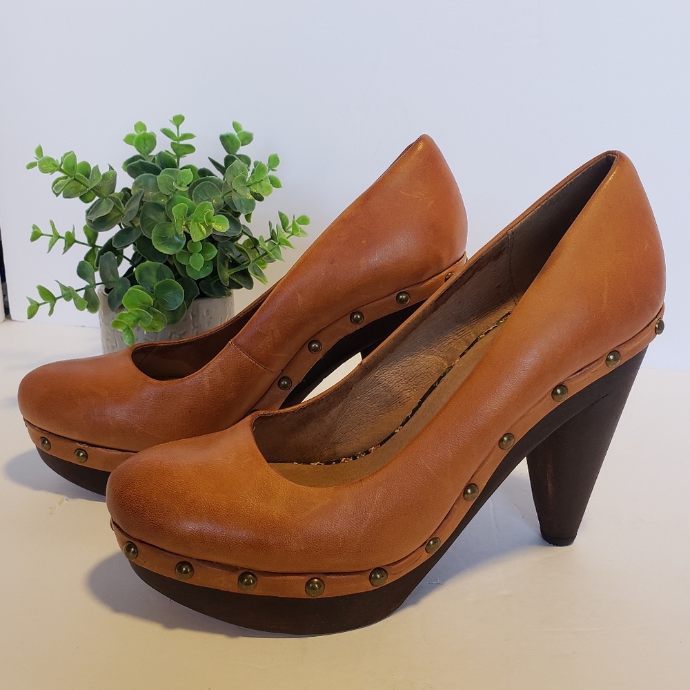 Seychelles Studded Tan Leather Clogs Pumps Heels